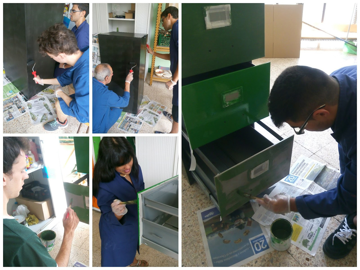 Diverses fotografies d'usuaris pintant un moble