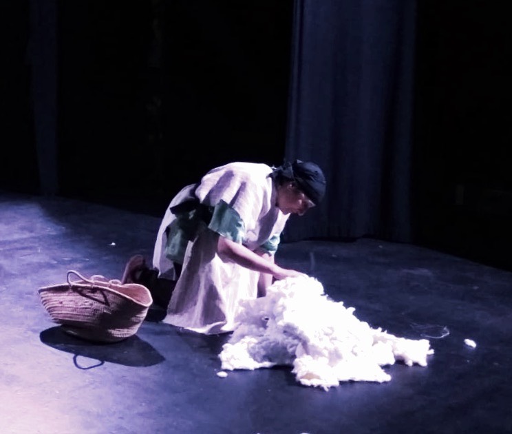 teatre-pyrineus-1900-3_el-xop Fotografia d'una usuària en una actuació de teatre